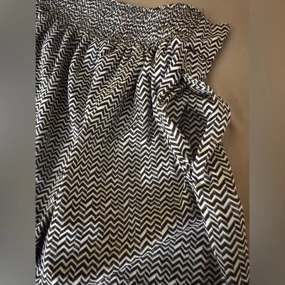 American Eagle Women's Black & White Zigzag Shorts Size Small - Picture 3 of 5